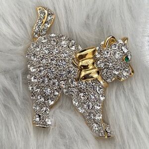 BROOCH Unsigned Cat Arched Back Rhinestone Pave Green Eye Gold Tone Metal Bow